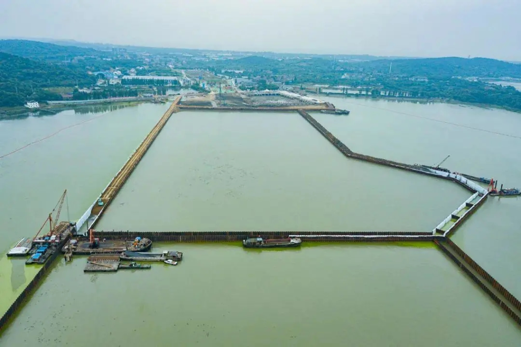 2018年5月19日，太湖隧道主體施工第一倉鋼板樁圍堰封閉完成，標志著太湖隧道工程正式進入主體工程施工階段。第一倉鋼板樁圍堰長422米，寬208米，由3810根鋼板樁施打后拼接而成，面積達到87776平方米。從2018年4月7日開始施工到同年5月19日完成，共歷時43天。