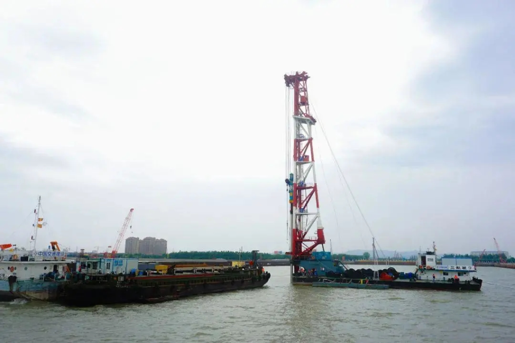 2018年5月24日，太湖隧道第一根長達24米的方樁成功打入湖底，這標志著太湖隧道全面進入主體工程施工階段。