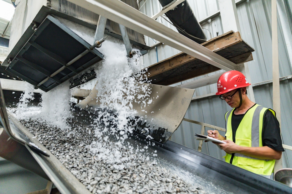 2019年7月28日，工作人員在混凝土粗骨料上加入冰屑，將混凝土入模溫度控制在28攝氏度以下。