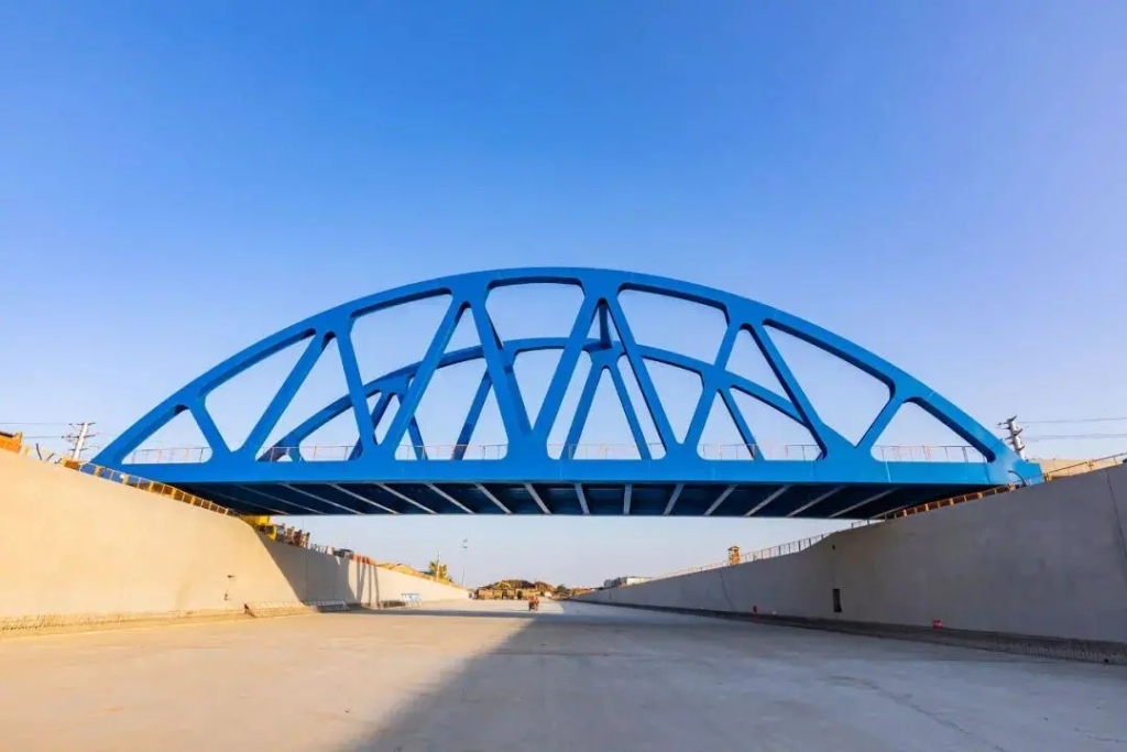 2019年8月24日，太湖隧道吳楊路鋼桁拱橋順利完成拼裝。該橋建成后，將極大方便周邊居民的出行。