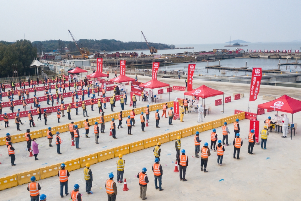 2020年3月3日，項目施工人員排隊等候開展全員核酸檢測。