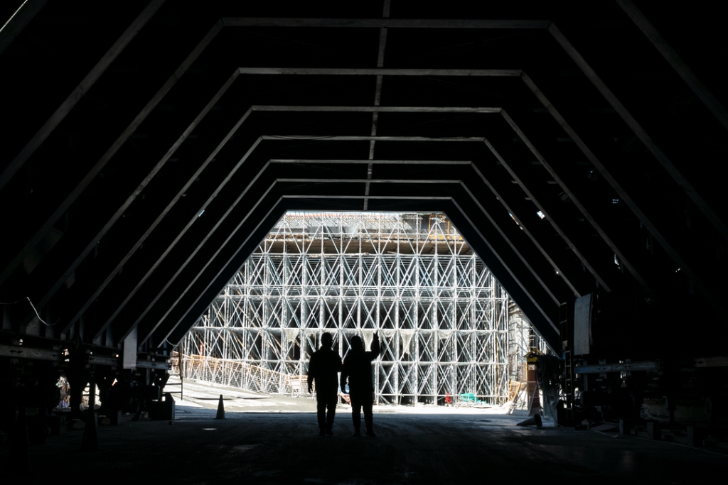 2020年12月31日，項目管理人員在施工現場檢查工程推進情況。