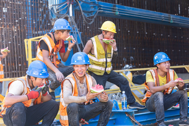 2020年8月12日，為太湖隧道建設者送清涼。