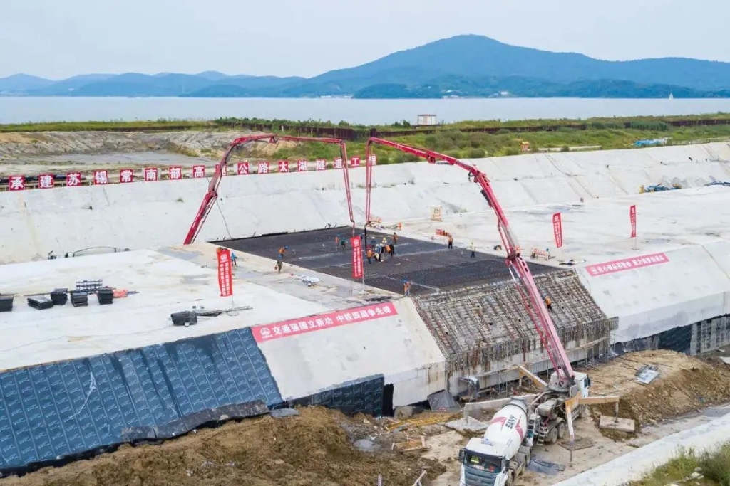 2021年9月5日，中鐵四局施工的太湖隧道南泉段主體工程全部完工。與此同時，南泉段施工轉入調平層、防撞側石等附屬工程施工階段，為下一步隧道早日通車打下堅實基礎。